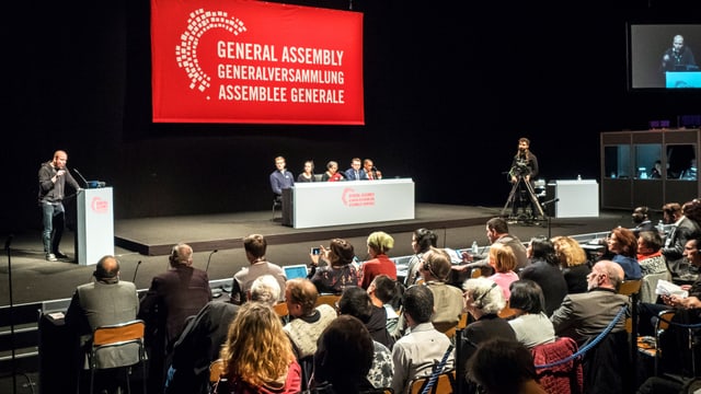 Ein Redner spricht am Rednerpult bei der «General Assembly» Ein Redner spricht am Rednerpult bei der «General Assembly»