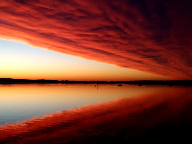 Glatter See mit Morgenrot.