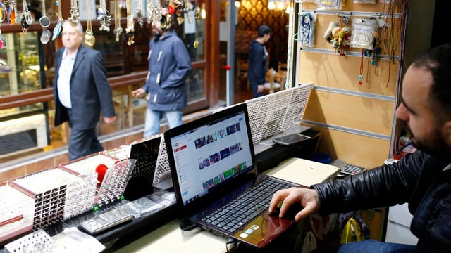 Ein Mann guckt auf das Videopartal Yuotube. Ein Mann guckt auf das Videopartal Yuotube.