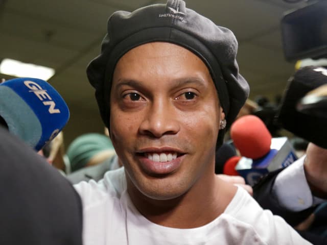 Ronaldinho geniesst einen grosszügigen Hausarrest. Ronaldinho geniesst einen grosszügigen Hausarrest.