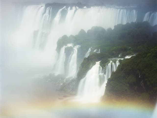 Bild der Niagara-Fälle mit einem Regenbogen im Vordergrund. Bild der Niagara-Fälle mit einem Regenbogen im Vordergrund.