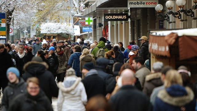 Zürcher Bahnhofstrasse gefüllt mit Menschen Zürcher Bahnhofstrasse gefüllt mit Menschen