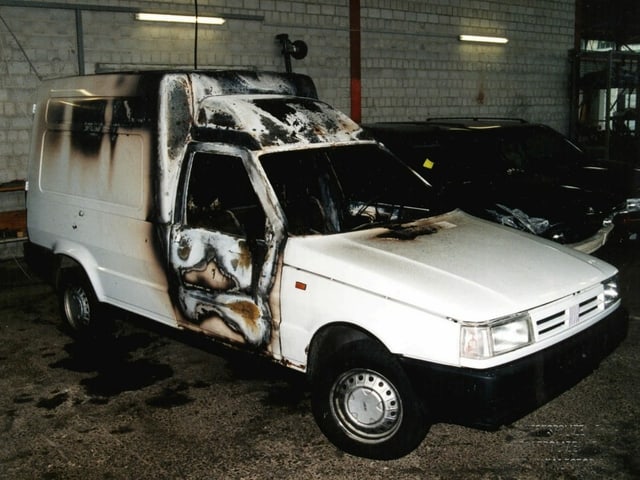 Ausgebrannter Lieferwagen in einer Garage. Ausgebrannter Lieferwagen in einer Garage.