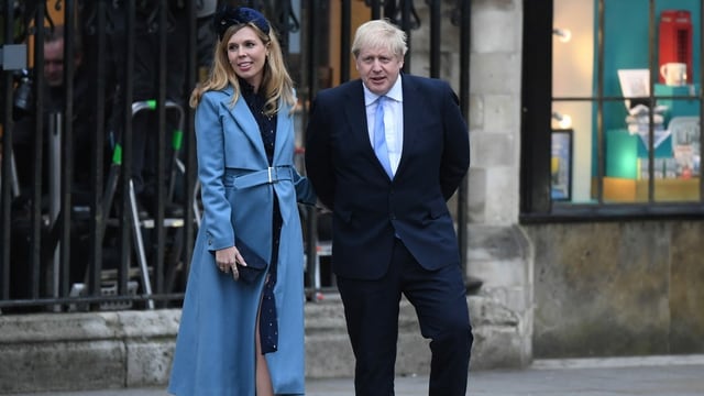 Symonds hat sich mit dem Arm bei Johnson eingehängt. Symonds hat sich mit dem Arm bei Johnson eingehängt.