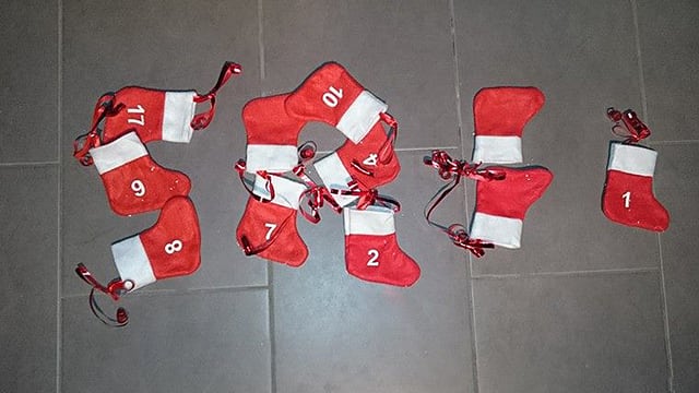 Die rotweissen Klausensocken vom Adventskalender sind zu einem SRF 1-Logo gefügt