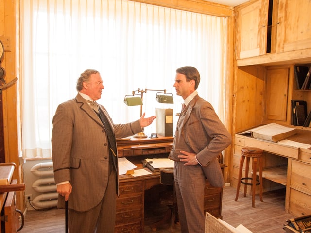 Vater und Sohn Thaler im Fabrikbüro Vater und Sohn Thaler im Fabrikbüro