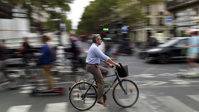 Der ÖV streikt. Man weicht auf andere Verkehrsmittel aus. Der ÖV streikt. Man weicht auf andere Verkehrsmittel aus.