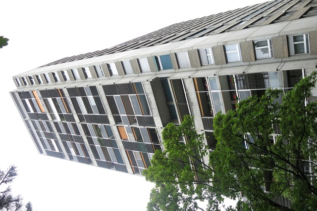 ein Hochhaus von unten ein Hochhaus von unten