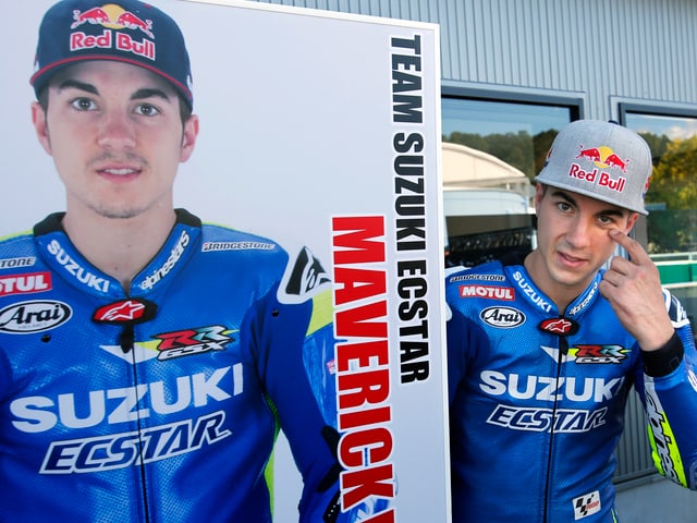 Vinales posiert neben einem Poster mit seinem Bild.
