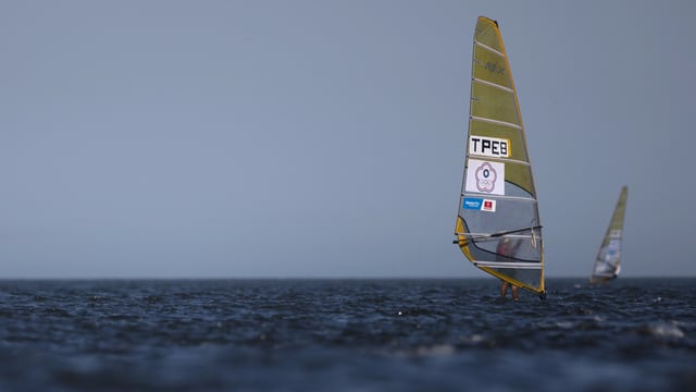 Ein Surfer auf dem Meer Ein Surfer auf dem Meer
