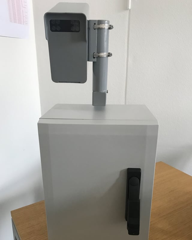 Ein Kasten, oben eine Kamera. Ein Kasten, oben eine Kamera.