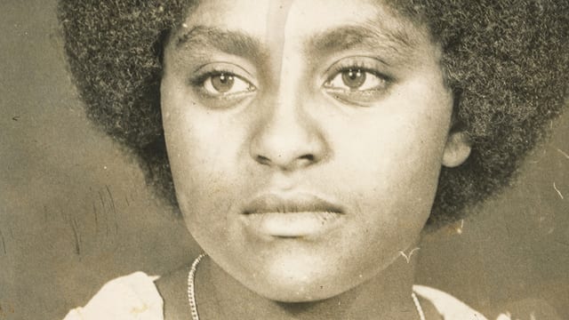Eine junge Frau mit Fro Eine junge Frau mit Fro