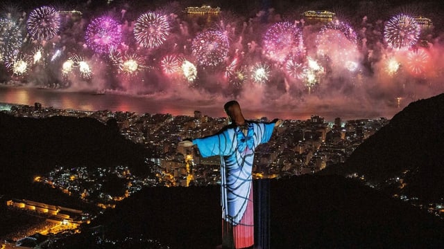 In Rio konnten Einheimische und Touristen ein Feuerwerks-Spektakel bewundern. In Rio konnten Einheimische und Touristen ein Feuerwerks-Spektakel bewundern.