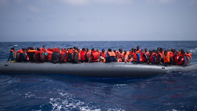 Migranten aus Afrika auf Schlauchboot. Migranten aus Afrika auf Schlauchboot.
