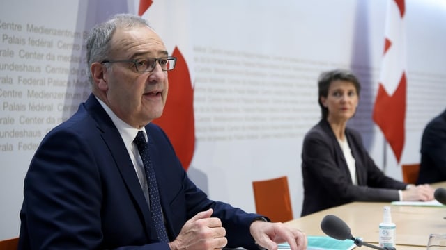 Bundesrat Guy Parmelin spricht an der Seite von Simonetta Sommaruga im Medienzentrum des Bundeshauses in Bern zur Verschärfung der Coronamassnahmen im Dezember 2020. Bundesrat Guy Parmelin spricht an der Seite von Simonetta Sommaruga im Medienzentrum des Bundeshauses in Bern zur Verschärfung der Coronamassnahmen im Dezember 2020.