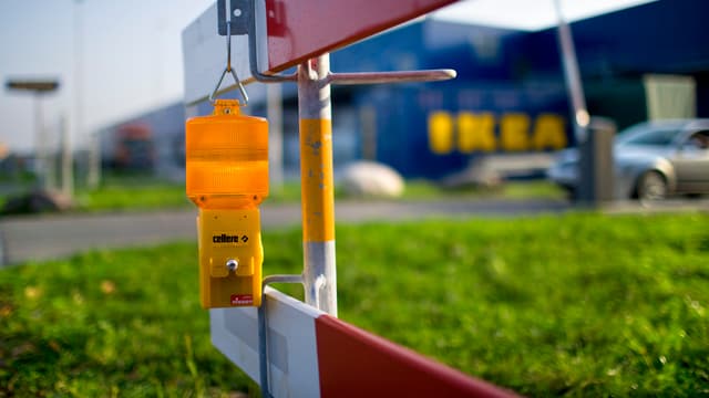 Symbolbild: Bau-Abschrankung mit Baustellen-Warnlampe. Symbolbild: Bau-Abschrankung mit Baustellen-Warnlampe.