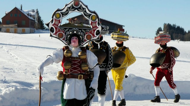 "Schöne" Silvesterchläuse auf einem schneebedecktem Weg. "Schöne" Silvesterchläuse auf einem schneebedecktem Weg.