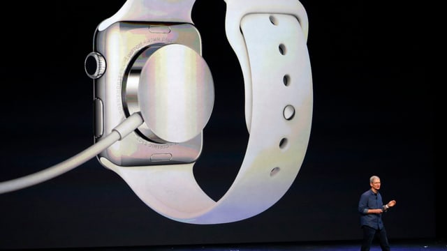 Die Rückseite der Uhr mit Ladekabel. Die Rückseite der Uhr mit Ladekabel.