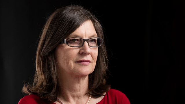 Silvia Schenker mit langen Haaren und einer Brille in einer Portraitaufnahme Silvia Schenker mit langen Haaren und einer Brille in einer Portraitaufnahme