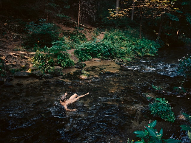 Ein nackter Mann badet in einem Fluss. Ein nackter Mann badet in einem Fluss.