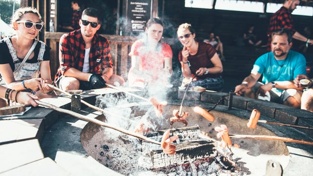 Es wird gebrätelt bei der Campfire-Stage. Es wird gebrätelt bei der Campfire-Stage.