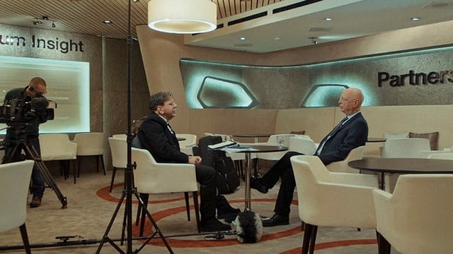 ein Foto eines Fernsehinterviews in einem edlen Raum ein Foto eines Fernsehinterviews in einem edlen Raum