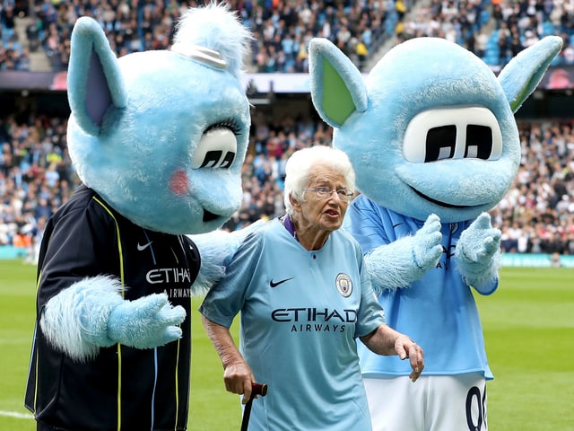 Am Spielfeldrand werden die Rentnerinnen von City-Maskottchen empfangen