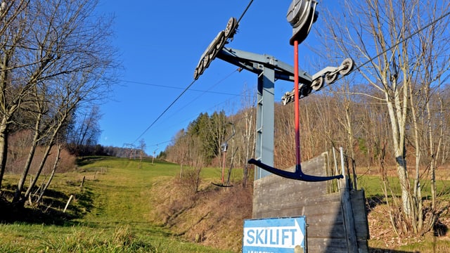 Skilift im Grünen. Skilift im Grünen.