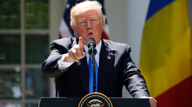 Trump spricht in ein Mikrofon und gestikuliert mit der rechten Hand. Trump spricht in ein Mikrofon und gestikuliert mit der rechten Hand.