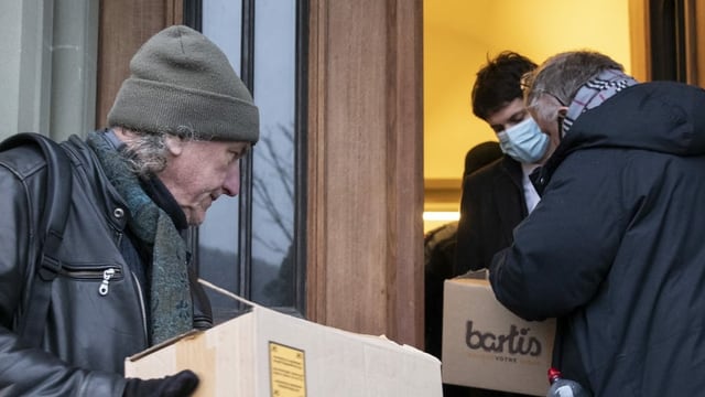 Unterschriften in Kartons werden weitergereicht