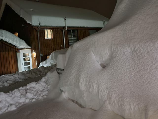 Nacht in einem Dorf mit viel Schnee