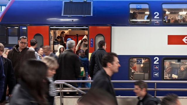 Pendler strömen aus einem Intercity. Pendler strömen aus einem Intercity.