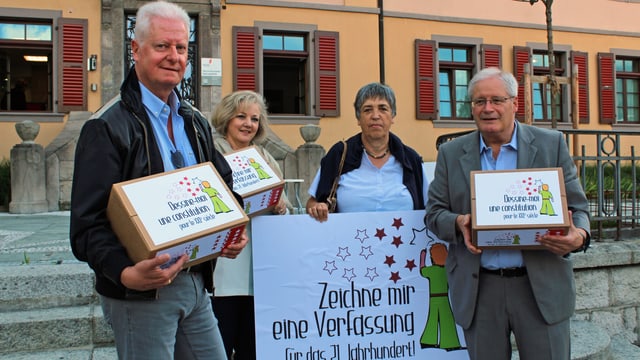 Gruppenfoto der vier Initianten vor dem Regierungsgebäude in Sitten Gruppenfoto der vier Initianten vor dem Regierungsgebäude in Sitten