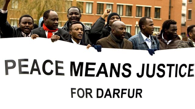Demonstrationen vor dem Haager Kriegsverbrechertribunal in Den Haag im Jahr 2008. Demonstrationen vor dem Haager Kriegsverbrechertribunal in Den Haag im Jahr 2008.