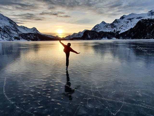 «Der Silsersee ist mein Lieblingssee. Vor 15 Jahren haben wir dort auf dem Schwarzeis unser Foto für die Hochzeitsanzeige gemacht. Dieses Jahr war am 3. Jahr die Stimmung besonders schön und so gab es eine Fotosession. Meine Freundin hat mich beim "Flieger machen" fotografiert.»