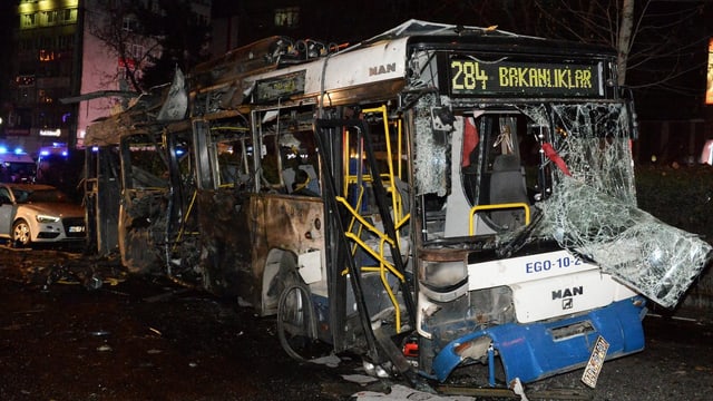Von der Explosion zerstörter Stadtbus. Von der Explosion zerstörter Stadtbus.