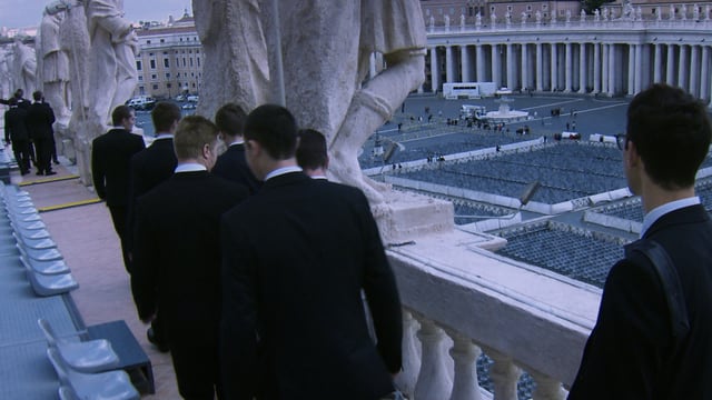Die Schweizergarde, für einmal nicht in Uniform, hoch über dem Petersplatz Die Schweizergarde, für einmal nicht in Uniform, hoch über dem Petersplatz