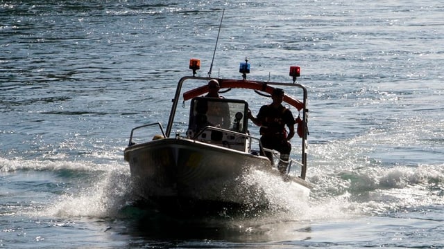 Ein Boot auf einem Fluss Ein Boot auf einem Fluss