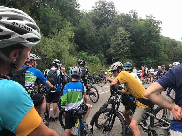 Ein Jahr danach: Am frühen Mittwochabend trafen sich rund 150 Velofahrerinnen und Velofahren am Gempen. Ein Jahr danach: Am frühen Mittwochabend trafen sich rund 150 Velofahrerinnen und Velofahren am Gempen.