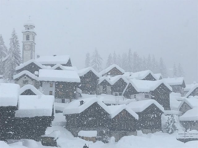 tief verschneites Dorf tief verschneites Dorf