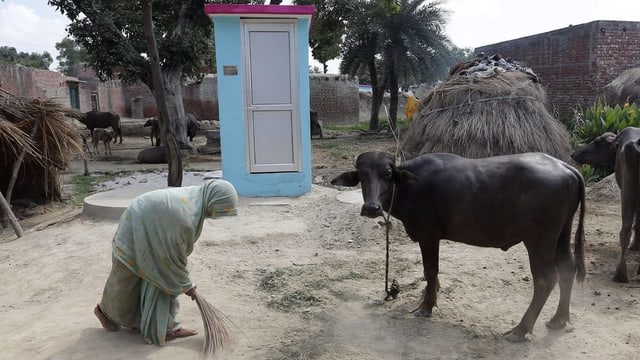 Frau wischt vor Toilette Frau wischt vor Toilette