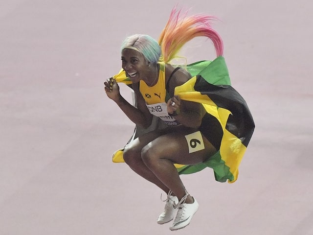 Shelly-Ann Fraser-Pryce macht einen Satz in der Luft. Shelly-Ann Fraser-Pryce macht einen Satz in der Luft.