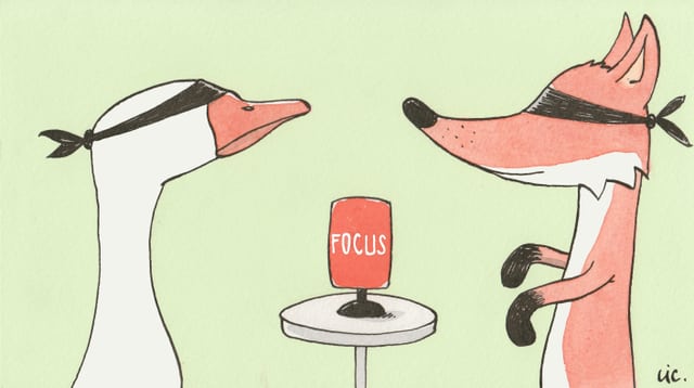 Eine Gans und ein Fuchs sitzen sich mit verbundenen Augen gegenüber - in der Mitte ein Focus-Mikrofon Eine Gans und ein Fuchs sitzen sich mit verbundenen Augen gegenüber - in der Mitte ein Focus-Mikrofon