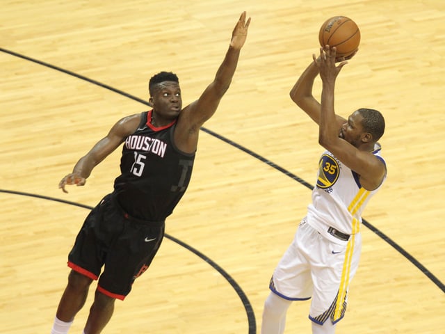 Clint Capela (l.) im Duell mit GSW-Star Kevin Durant. Clint Capela (l.) im Duell mit GSW-Star Kevin Durant.