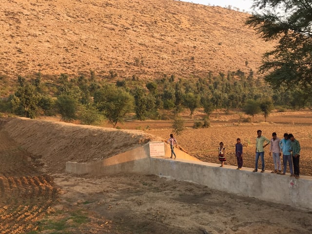 Der Damm in Gopalpura, darauf stehen ein paar Kinder