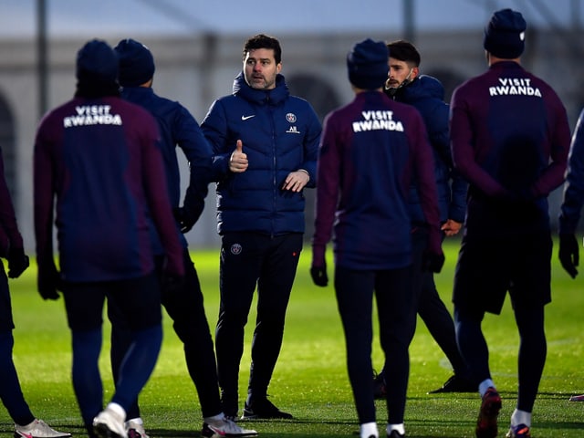 Mauricio Pochettino gibt seinen Spielern Anweisungen. Mauricio Pochettino gibt seinen Spielern Anweisungen.