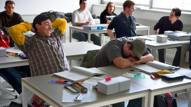 Blick in ein Klasserzimmer. Mehrere Schüler an ihren Tischen. Blick in ein Klasserzimmer. Mehrere Schüler an ihren Tischen.