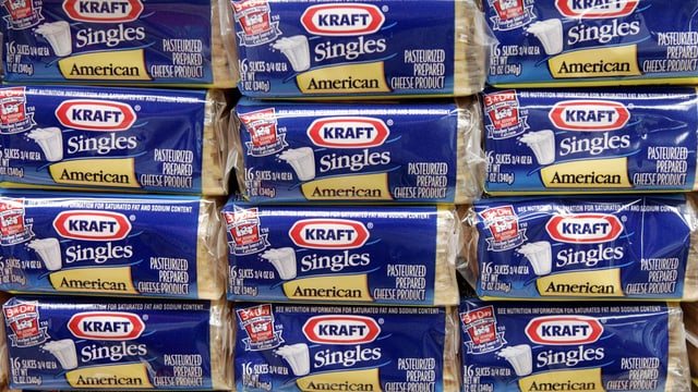 Aufgestappelte abgepackte Käsescheiben der Marke Kraft. Aufgestappelte abgepackte Käsescheiben der Marke Kraft.