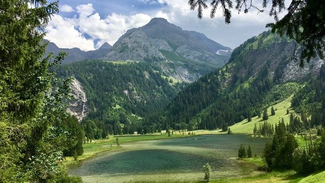 Idyllischer Lauenensee mit noch hellen Quellwolken. Idyllischer Lauenensee mit noch hellen Quellwolken.