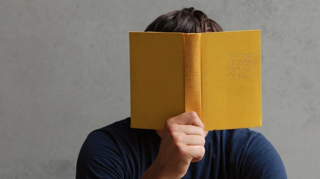 Mann liest Buch. Mann liest Buch.